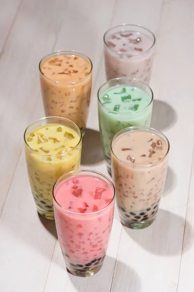 Süt çay buz küpleri ile — Stok fotoğraf