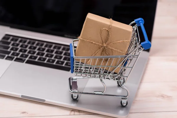 Laptop and small shopping cart — Stock Photo, Image