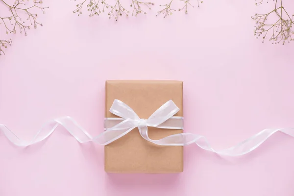 Крафт бумажная подарочная коробка и цветы — стоковое фото