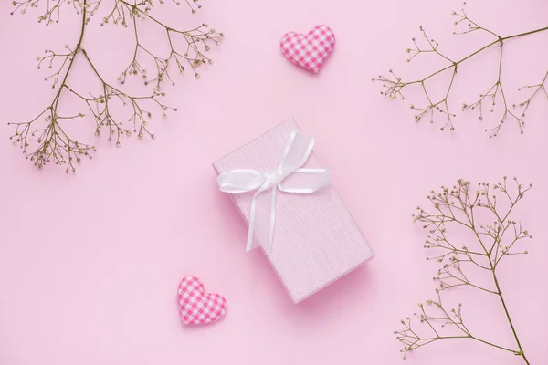 Caja de regalo, corazones y flores — Foto de Stock