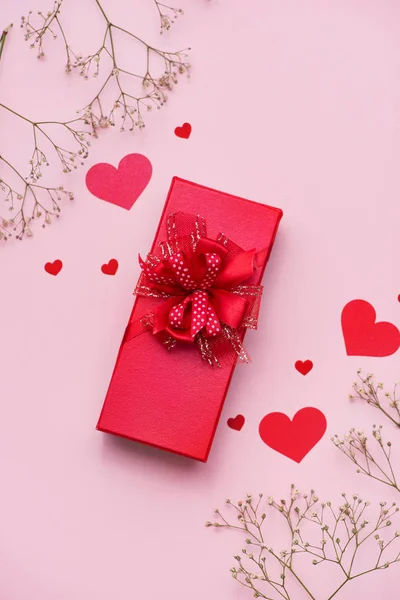 Caja de regalo, corazones y flores — Foto de Stock