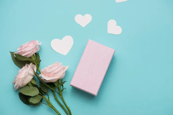 Rosas con caja regalo — Foto de Stock