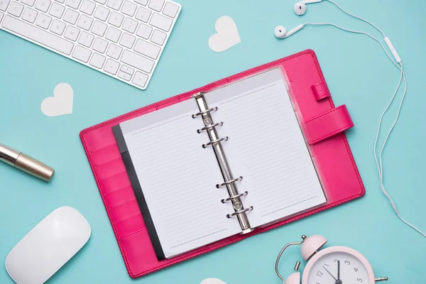 Notebook, óra és rúzs — Stock Fotó