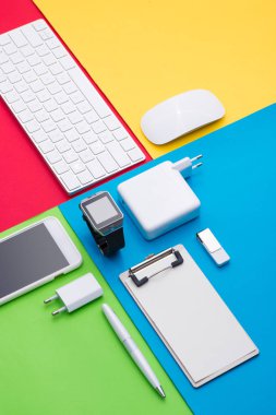 Office nesneleri renkli arka plan üzerinde