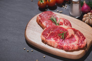 çiğ et kesme tahtası 