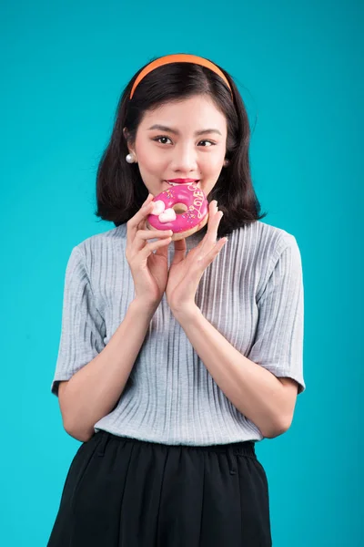 Meisje bedrijf roze donut — Stockfoto