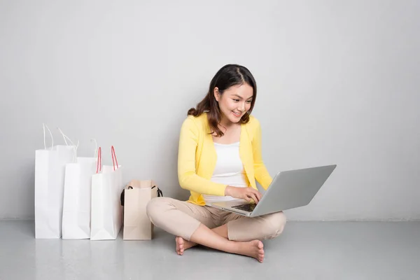 Zakupy kobiet online — Zdjęcie stockowe