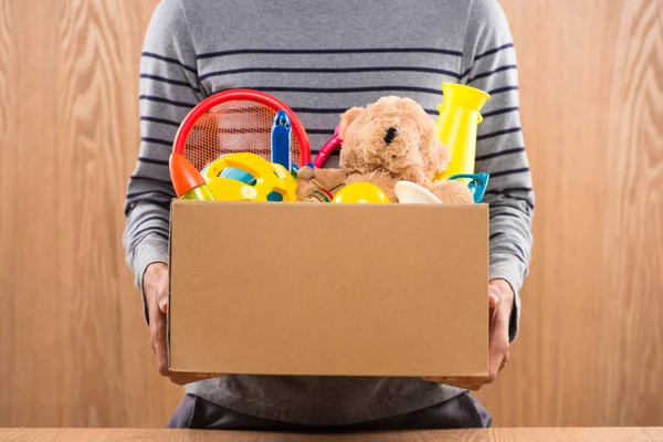 Varón voluntario sosteniendo caja de donación — Foto de Stock