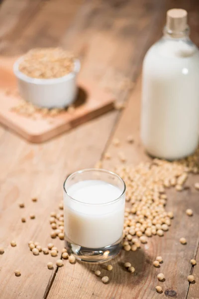 Соєве молоко і квасоля — стокове фото