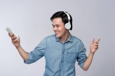 Kulaklıklar ile akıllı adam 