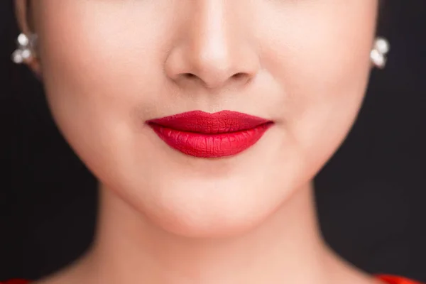 Labios femeninos con lápiz labial rojo — Foto de Stock