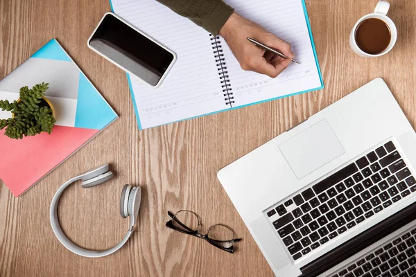 Male hands using laptop — Stock Photo, Image