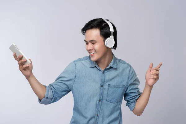 Inteligentny człowiek ze słuchawkami — Zdjęcie stockowe