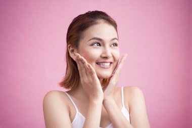 Genç Kadın Yüzüne Dokunuyor 