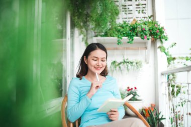 günlüğü ve kalem kadın ile