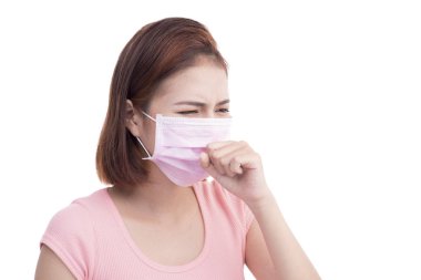 Tıbbi maske takan kadın.