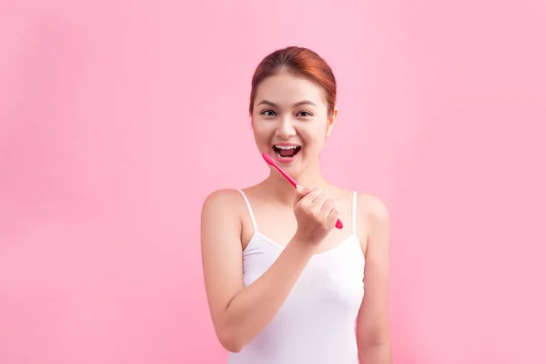Vrouw bedrijf tandenborstel — Stockfoto