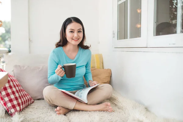 Libro de lectura mujer — Foto de Stock