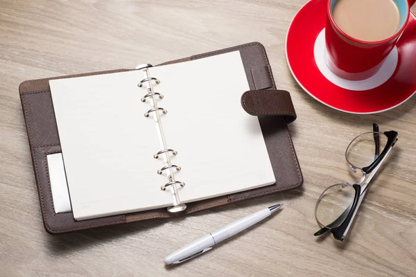 Notizbuch, Stift und Tasse Kaffee — Stockfoto