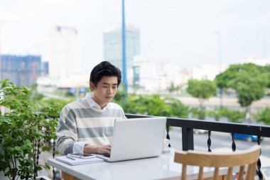 Dizüstü bilgisayarda çalışan adam