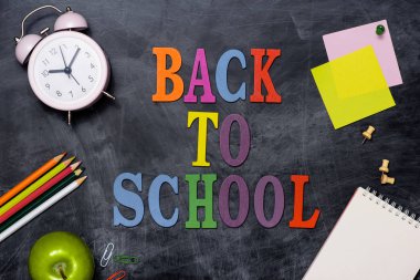 Kara tahta üzerinde ofis, banka donatımı