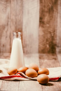 Yumurta ve süt şişesi
