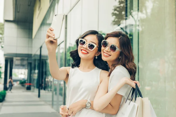 Δύο κορίτσια λαμβάνοντας selfie — Φωτογραφία Αρχείου