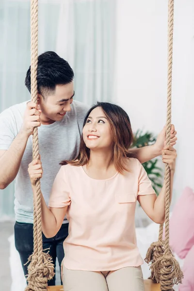 Casal relaxante em casa — Fotografia de Stock