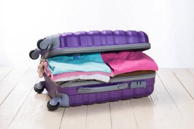 Giysi ile açık çanta