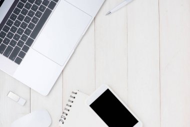 Dizüstü bilgisayar, kulaklık ve akıllı telefon