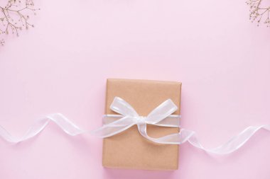 Kraft kağıt hediye kutusu ve çiçekler