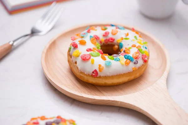 Tabla de cortar con rosquillas y café — Foto de Stock