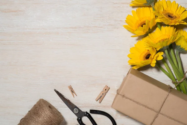 Wrapping flowers gift — Stock Photo, Image