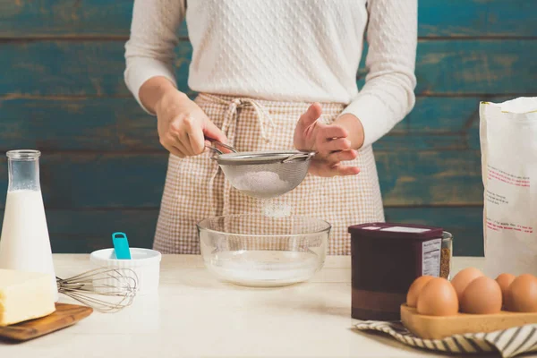 Mujer preparando la masa para el pastel. — Foto de Stock