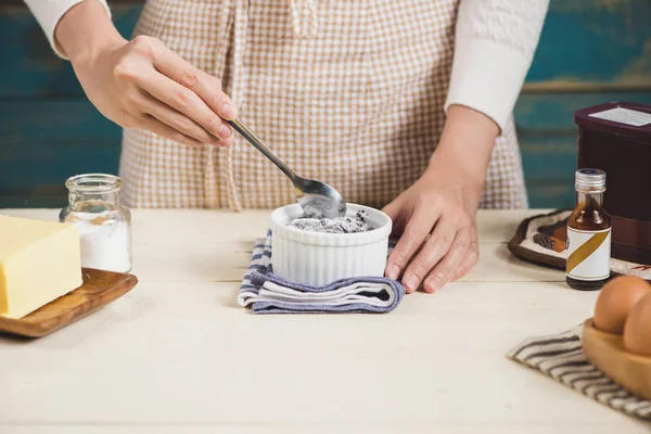 Ama de casa preparando masa — Foto de Stock