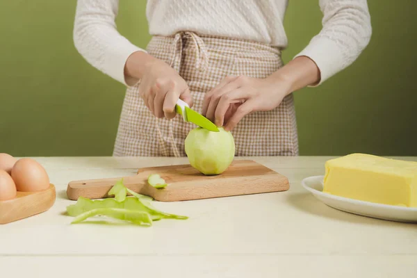 Mujer corte manzana verde — Foto de Stock