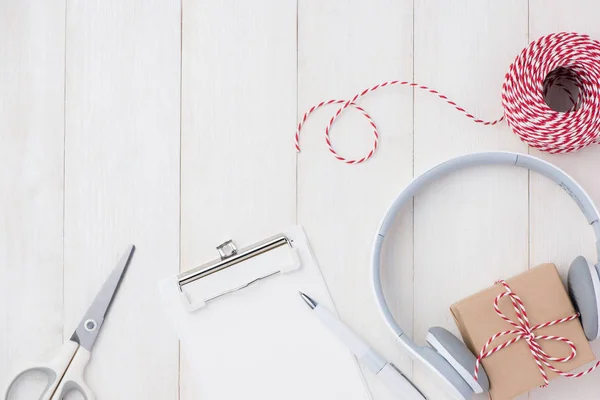 Gift box with headphones — Stock Photo, Image