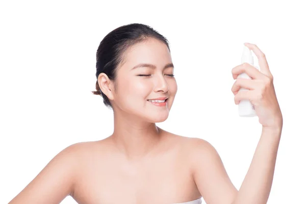 Ragazza che applica acqua spray — Foto Stock