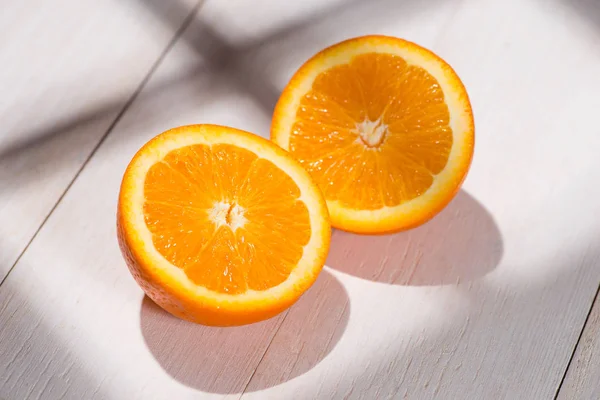 Metades de laranja na mesa . — Fotografia de Stock