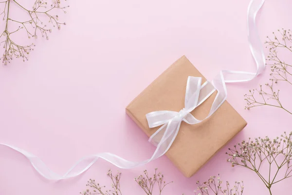 Caja de regalo y flores — Foto de Stock