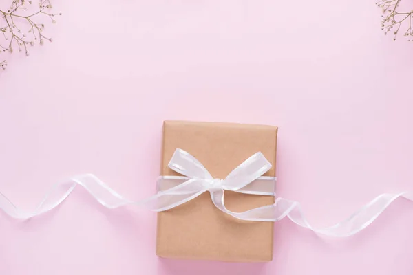 Kraft-Papier-Geschenkbox und Blumen — Stockfoto