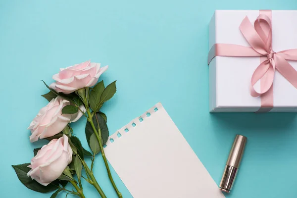 Buquê de rosas com caixa de presente — Fotografia de Stock