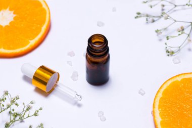 Mock-up marka. Doğal uçucu yağ, kozmetik şişe içeren