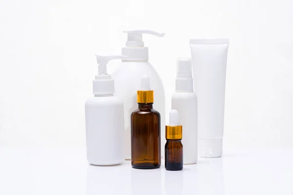 Cosmetische verpakking spa- en beautycentrum set geïsoleerd op witte CHTERGRO — Stockfoto