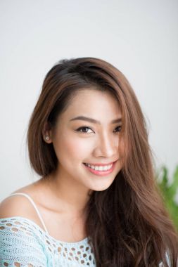 Kameraya gülümseyen kadın