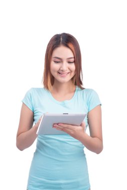 Tablet ile gülümseyen Asyalı kadın 