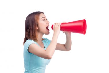 megafon ile bağıran kız