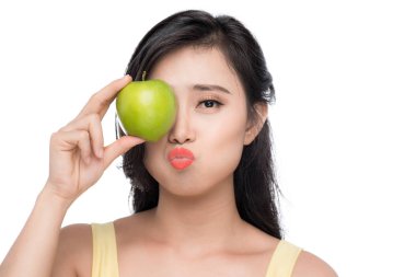 kadın tutarak taze elma