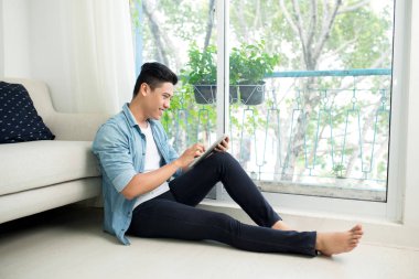 Akıllı telefon kullanan adam