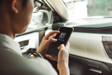 Uber app smartphone kullanan adam